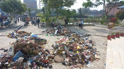 सडक विगारेपछि टेलिकम परिसरमै फाल्यो महानगरले फोहोर 